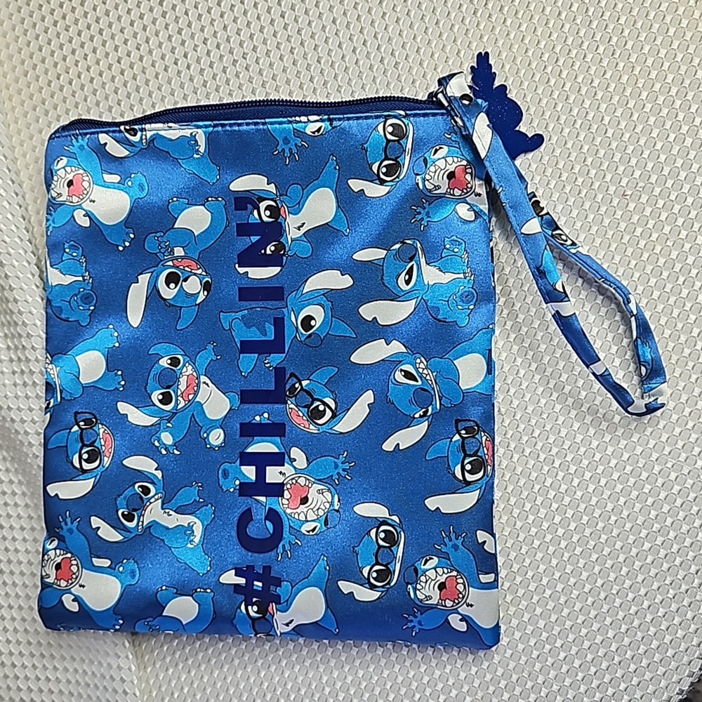 DISNEY STITCH #CHILLIN ZIPPER CASE 9" IN MULTI-BLUE HUES